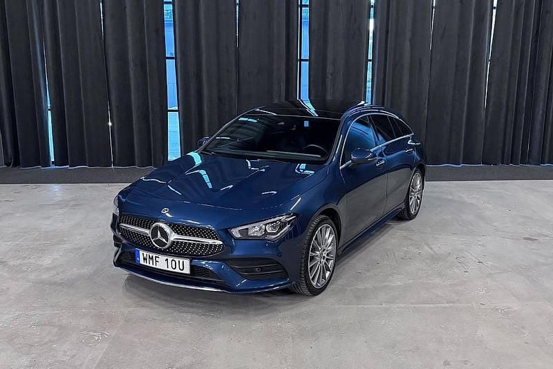Blå Begagnad 2023 Mercedes CLA250e Shooting Brake AMG Kombi | 359 900 kr (Marknadspris) - Bild 1/4