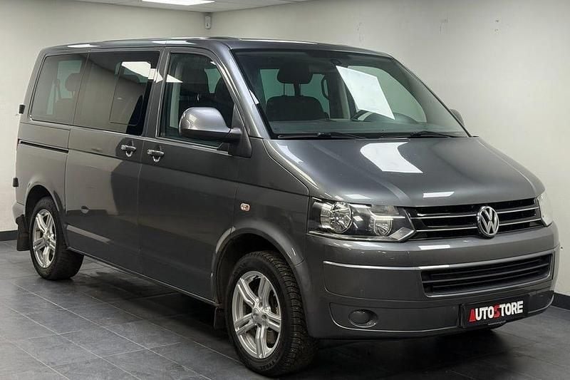 Grå Begagnad 2012 VW Caravelle Minibuss | 169 900 kr (Lite dyr) - Bild 1/4