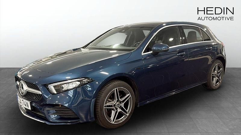 Blå (blue) Begagnad 2021 Mercedes A250 AMG Halvkombi | 299 000 kr (Marknadspris) - Bild 1/4