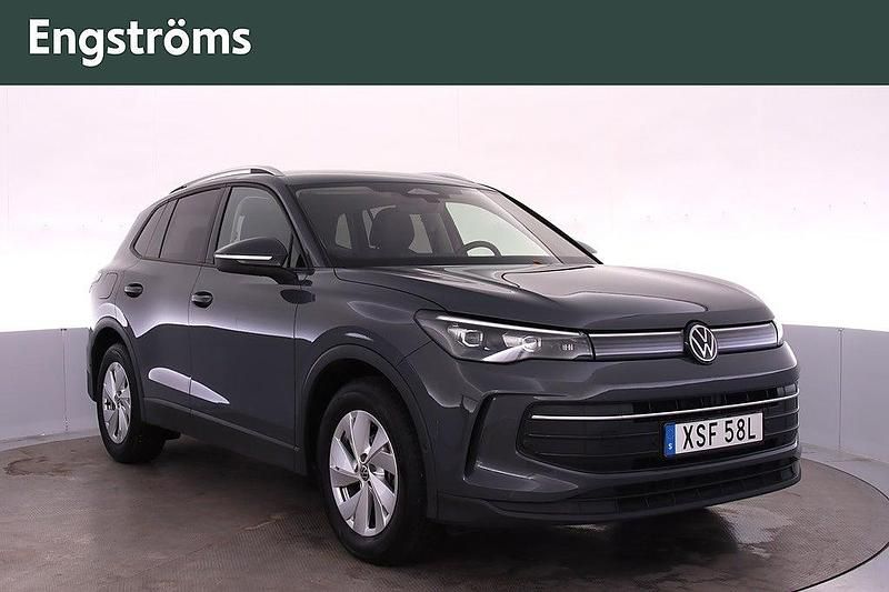 Grå (dolphin grey metallic) Begagnad 2024 VW Tiguan SUV | 359 000 kr (Lite dyr) - Bild 1/4