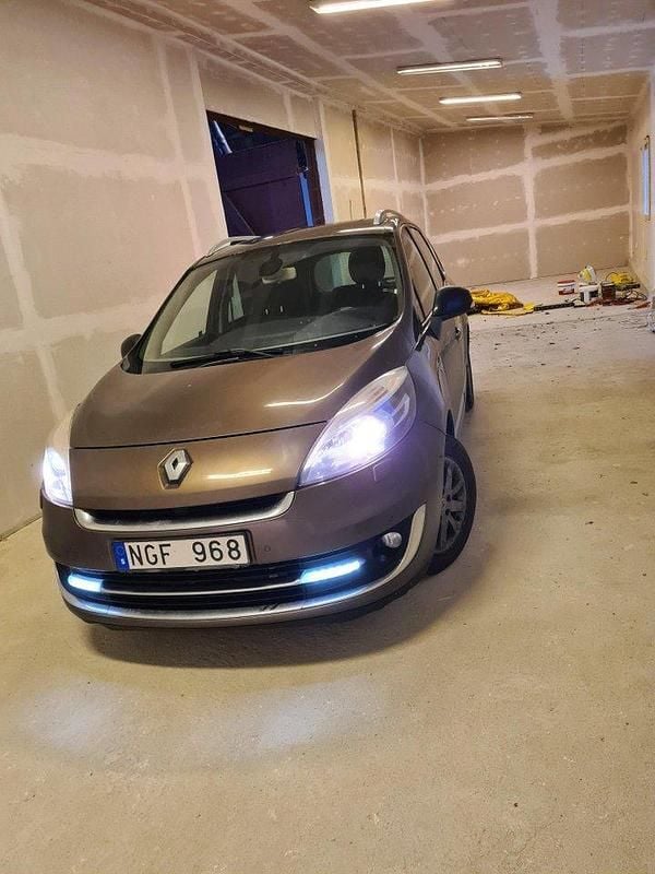 Brun Begagnad 2013 Renault Grand Scénic III Bose Edition Minibuss | 45 000 kr (Bra pris) - Bild 1/4