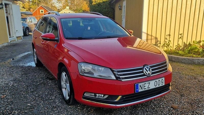Röd Begagnad 2013 VW Passat Kombi | 60 000 kr (Marknadspris) - Bild 1/4