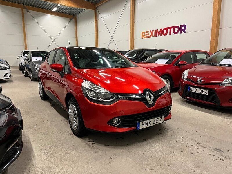 Begagnad Renault Clio IV Life 74 HK (54 kW) 2015 Röd Halvkombi