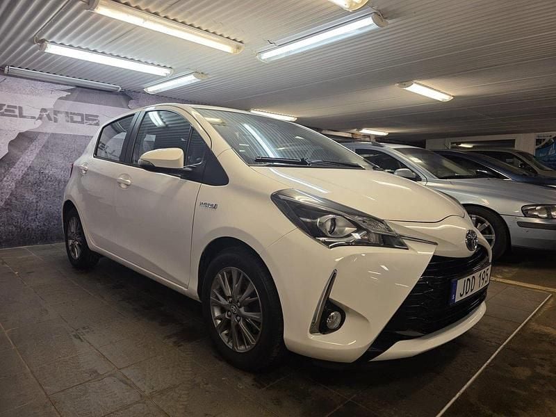 Vit Begagnad 2018 Toyota Yaris Hybrid Active Halvkombi | 129 900 kr (Bra pris) - Bild 1/4