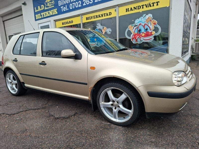 Ljusgul Begagnad 2000 VW Golf IV Basis Halvkombi | 19 900 kr (Marknadspris) - Bild 1/4