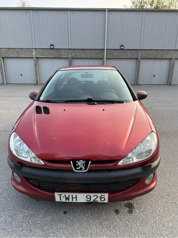 Röd Begagnad 2003 Peugeot 206 Halvkombi | 16 900 kr (Marknadspris) - Bild 1/4