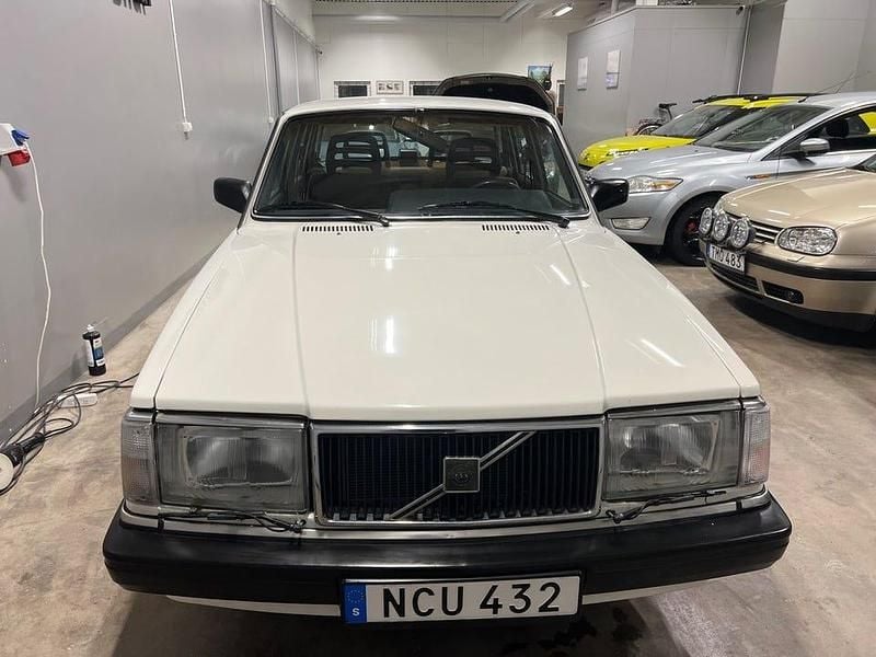 Begagnad Volvo 240 116 HK (85 kW) 1988 Vit Sedan