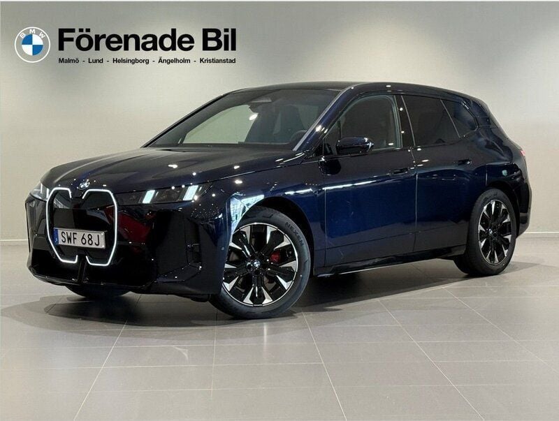 Svart (carbon svart metallic) Begagnad 2025 BMW iX M Sport SUV | 979 000 kr - Bild 1/4