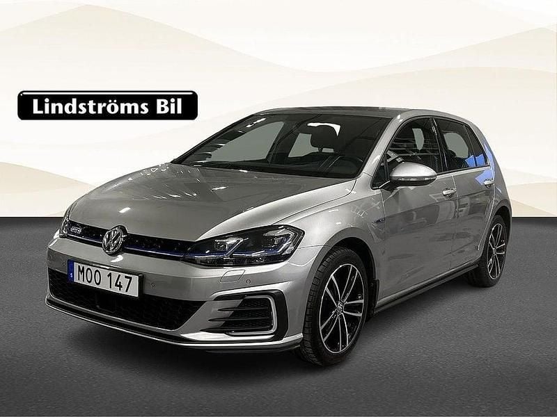 Begagnad VW Golf VIII GTE 207 HK (152 kW) 2020 Silver Halvkombi
