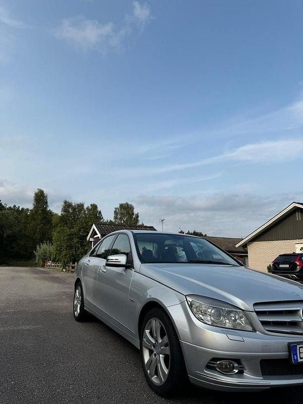 Silver Begagnad 2011 Mercedes C220 Avantgarde Sedan | 95 000 kr (Marknadspris) - Bild 1/4