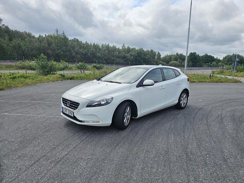 Vit Begagnad 2015 Volvo V40 Kinetic Kombi | 144 900 kr (Marknadspris) - Bild 1/4