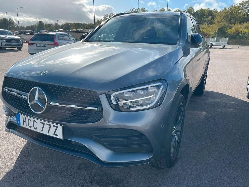 Grå (selenitgrå metallic) Begagnad 2022 Mercedes GLC300 AMG Sedan | 449 000 kr (Marknadspris) - Bild 1/2