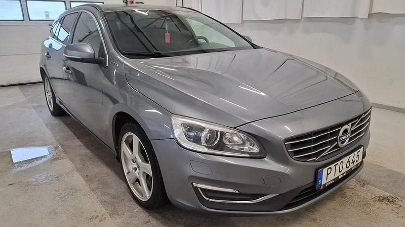 Begagnad Volvo V60 Momentum 231 HK (169 kW) 2016 Grå Kombi