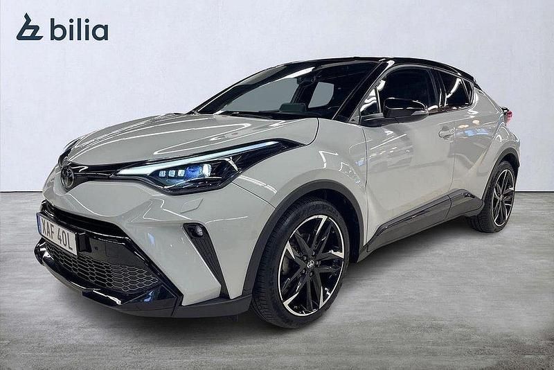 Grå Begagnad 2022 Toyota C-HR Sport SUV | 299 900 kr (Marknadspris) - Bild 1/3