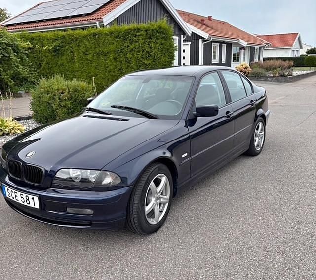 Blå Begagnad 2001 BMW 320 Sedan | 47 000 kr (Marknadspris) - Bild 1/4