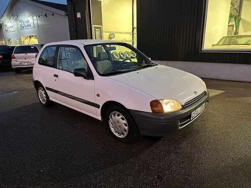 Vit Begagnad 1997 Toyota Starlet Halvkombi | 16 900 kr - Bild 1/4