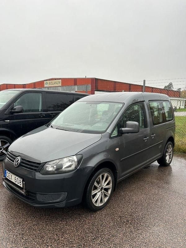 Mörkgrå Begagnad 2012 VW Caddy Life Minibuss | 49 900 kr (Marknadspris) - Bild 1/3