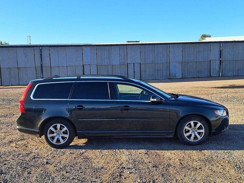 Grå Begagnad 2011 Volvo V70 Momentum Kombi | 85 000 kr (Marknadspris) - Bild 1/4