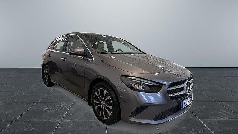 Begagnad Mercedes B200 150 HK (110 kW) 2020 Mörkgrå Minibuss