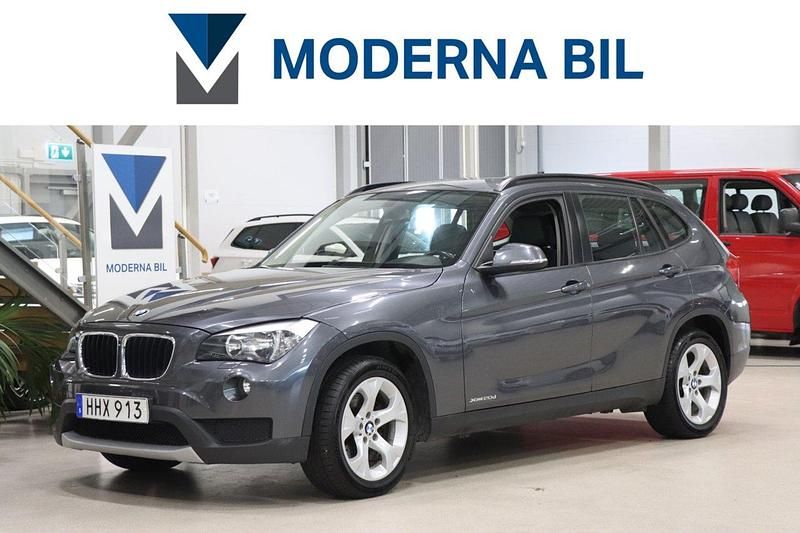 Grå Begagnad 2014 BMW X1 SUV | 159 900 kr (Marknadspris) - Bild 1/4