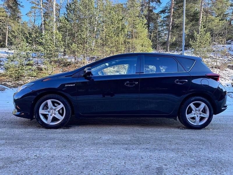 Begagnad Toyota Auris Hybrid 136 HK (100 kW) 2017 Svart Halvkombi