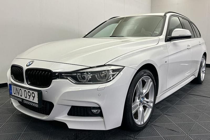 Vit Begagnad 2019 BMW 320 M Sport Kombi | 239 900 kr (Bra pris) - Bild 1/4