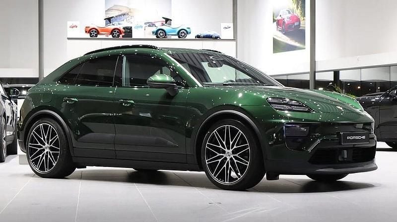 Mörkgrön Ny 2025 Porsche Macan 4 Electric SUV | 1 069 000 kr (Marknadspris) - Bild 1/4