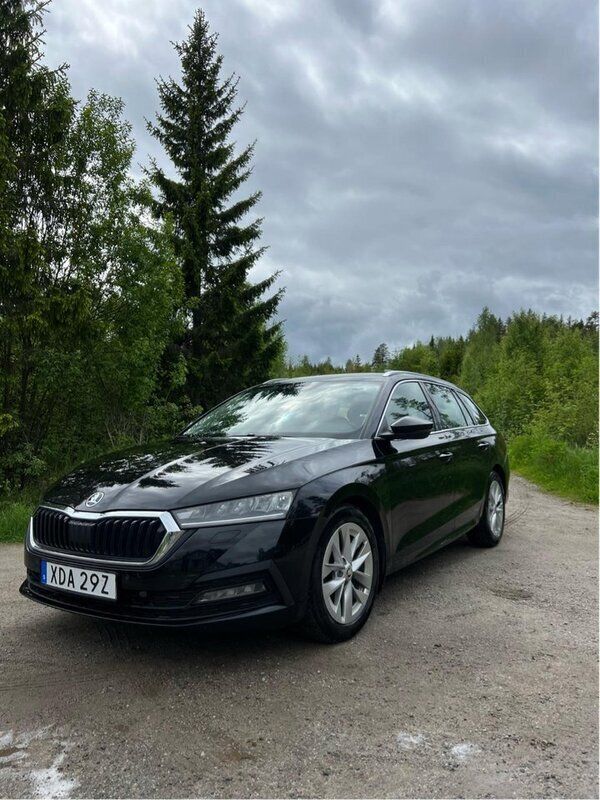 Svart Begagnad 2021 Skoda Octavia Ambition Kombi | 219 500 kr (Marknadspris) - Bild 1/4