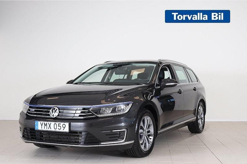 Mörkgrå Begagnad 2018 VW Passat GTE Kombi | 204 900 kr (Marknadspris) - Bild 1/4