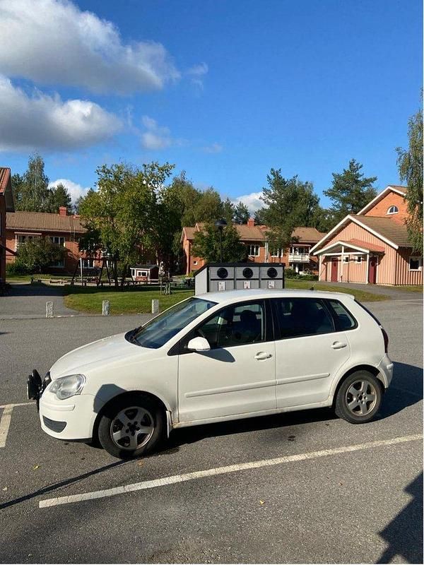 Vit Begagnad 2007 VW Polo Comfortline Halvkombi | 11 000 kr (Marknadspris) - Bild 1/4