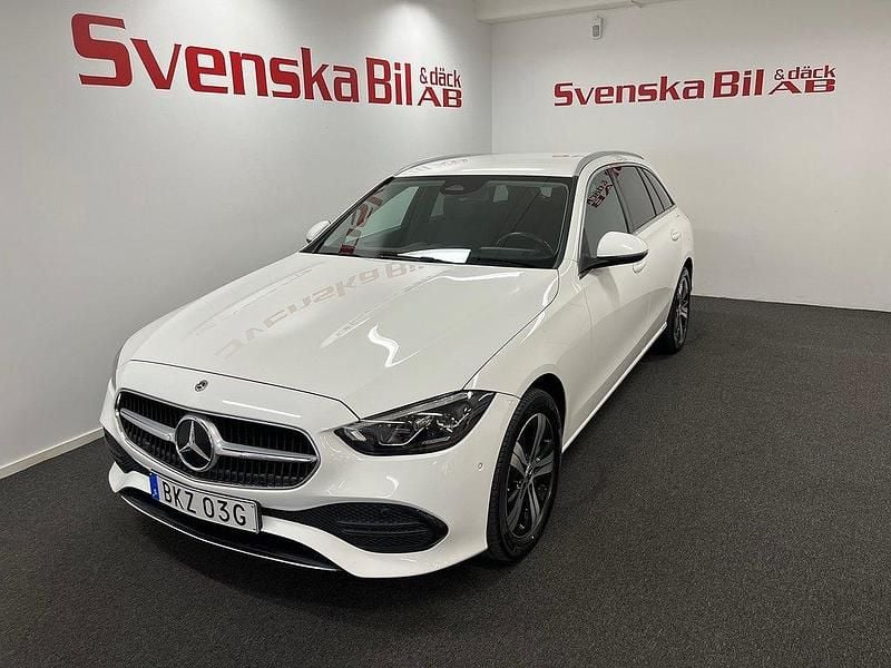 Vit Begagnad 2022 Mercedes C300e Avantgarde Kombi | 339 000 kr (Bra pris) - Bild 1/4