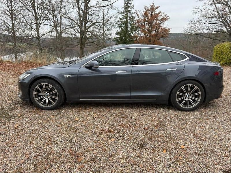 Begagnad 2015 Tesla Model S Halvkombi | 195 000 kr (Marknadspris) - Bild 1/4