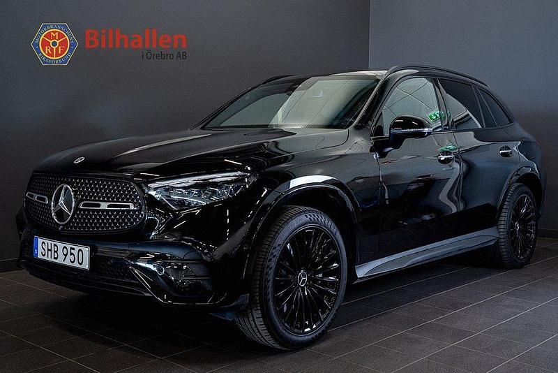 Svart Begagnad 2023 Mercedes GLC300e AMG SUV | 699 900 kr (Marknadspris) - Bild 1/4