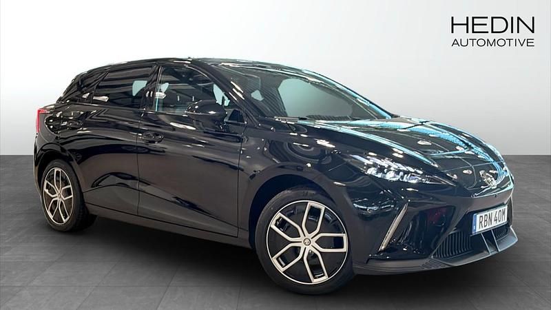 Svart (black) Begagnad 2023 MG MG4 EV Luxury Halvkombi | 349 990 kr - Bild 1/4