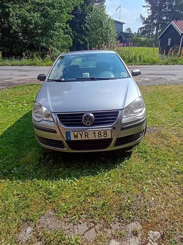 Silver Begagnad 2006 VW Polo Trendline Halvkombi | 10 000 kr (Superpris) - Bild 1/4