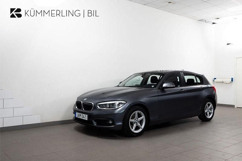 Grå Begagnad 2017 BMW 118 Advantage Halvkombi | 149 900 kr (Bra pris) - Bild 1/4