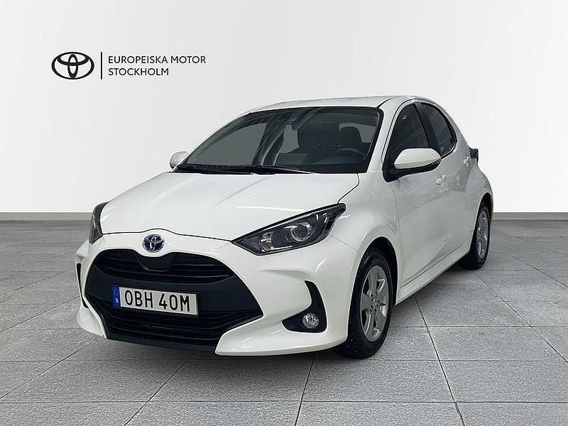Vit Begagnad 2023 Toyota Yaris Hybrid Active Halvkombi | 223 900 kr (Marknadspris) - Bild 1/4