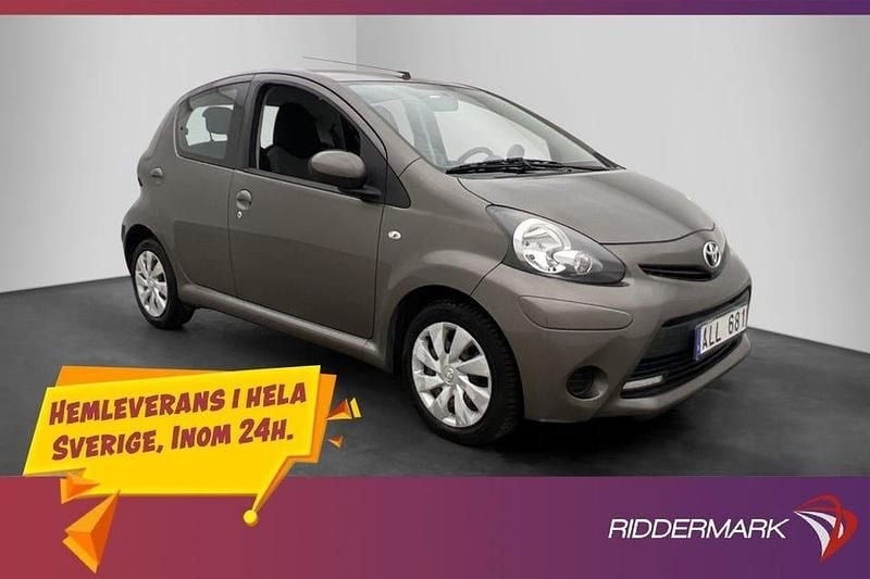 Brun Begagnad 2013 Toyota Aygo Halvkombi | 58 900 kr (Marknadspris) - Bild 1/3