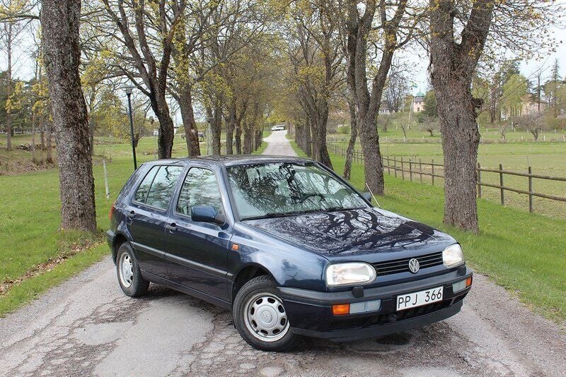 Mörkblå Begagnad 1994 VW Golf III Halvkombi | 29 900 kr - Bild 1/4