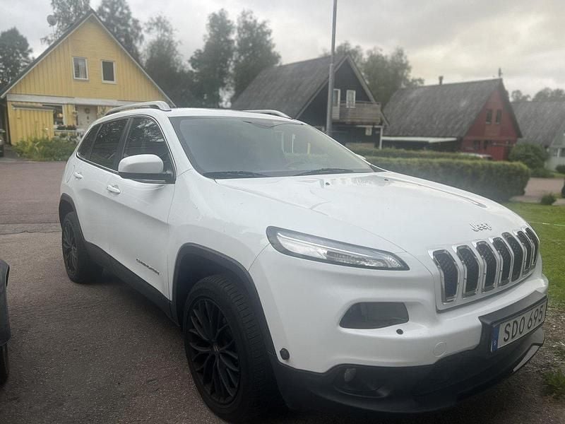 Vit Begagnad 2015 Jeep Cherokee SUV | 135 000 kr (Bra pris) - Bild 1/4
