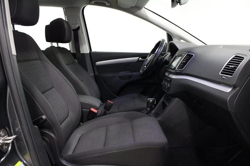 Begagnad VW Sharan 150 HK (110 kW) 2022 Grå Minibuss