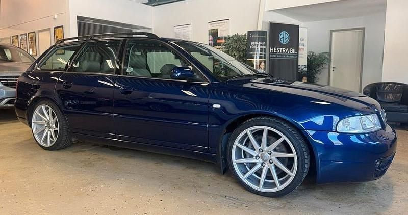 Mörkblå Begagnad 1999 Audi S4 Kombi | 199 900 kr (Marknadspris) - Bild 1/4