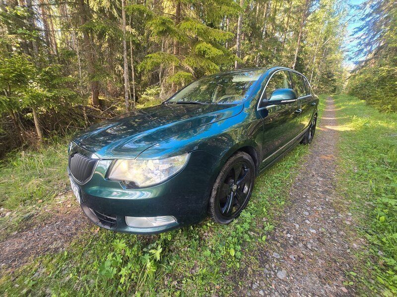 Mörkgrön Begagnad 2009 Skoda Superb Elegance Halvkombi | 34 900 kr - Bild 1/4