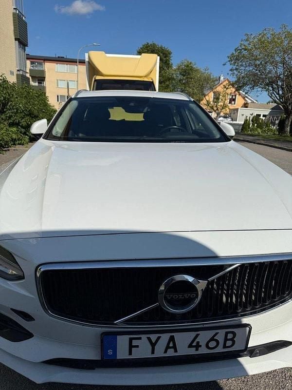 Vit Begagnad 2020 Volvo V90 Momentum Kombi | 165 000 kr - Bild 1/4