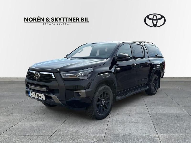 Svart Begagnad 2023 Toyota HiLux Pickup | 509 000 kr (Marknadspris) - Bild 1/3