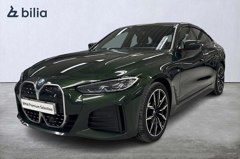 Grön Begagnad 2022 BMW i4 M Sport Sedan | 369 900 kr (Lite dyr) - Bild 1/4