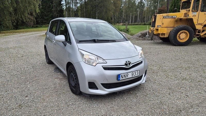 Silver Begagnad 2012 Toyota Verso-S Multidrive S Minibuss | 92 000 kr (Marknadspris) - Bild 1/4