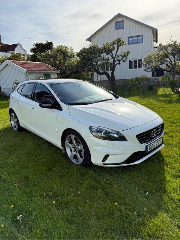 Vit Begagnad 2014 Volvo V40 R-Design Kombi | 123 000 kr (Marknadspris) - Bild 1/4