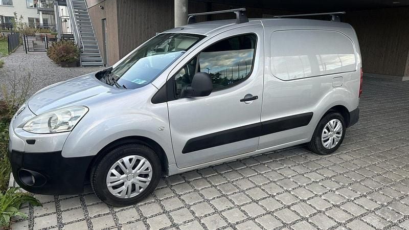 Grå Begagnad 2011 Peugeot Partner Minibuss | 52 000 kr (Lite dyr) - Bild 1/4