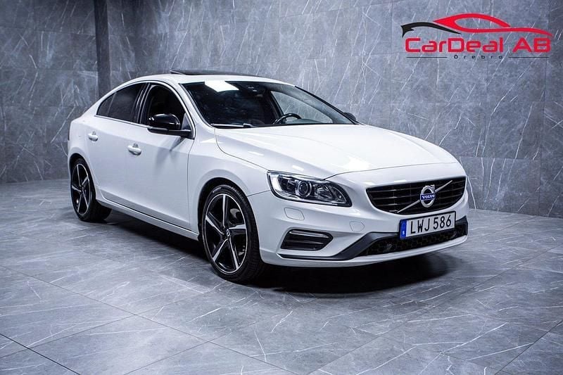 Vit Begagnad 2015 Volvo S60 R-Design Sedan | 179 800 kr (Lite dyr) - Bild 1/4